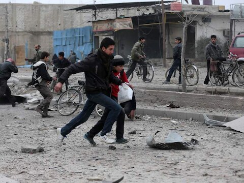 Inwoners van Damascus vluchten tijdens een aanslag.