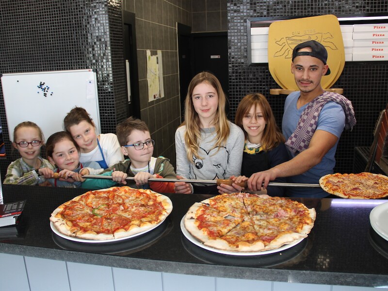 Thiben, Romy, Emmy, Jolien, Marie en Leonie leerden pizza's bakken bij Donatello's.