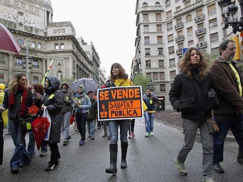 'Te koop: gezondheidszorg' staat op het bord van deze manifestant tijdens een optocht tegen nieuwe besparingsmaatregelen van de Spaanse overheid, gisteren in Barcelona.
