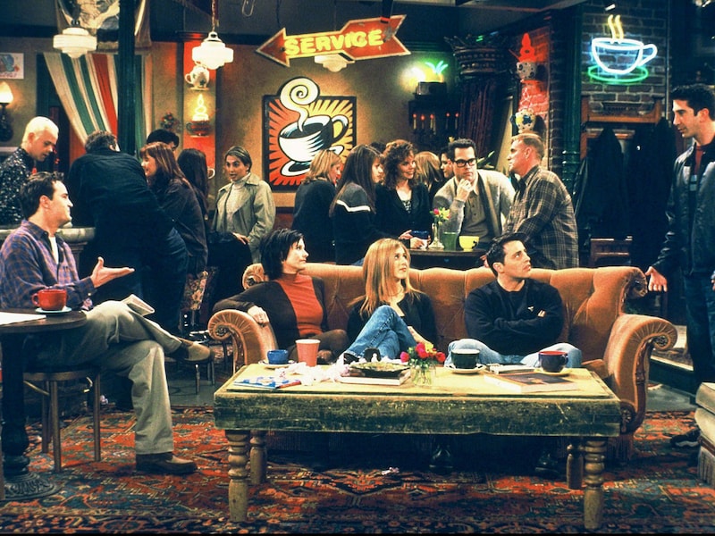 De oranje pluchen bank speelde een grote rol in de serie. Vlnr: Chandler, Monica, Rachel, Joey en Ross.