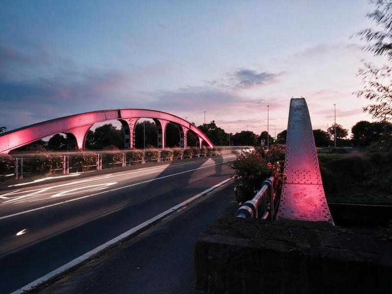 Adinkerkebrug met roze gloed