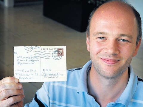 Arnold van Beest met de briefkaart uit 1973, die nu pas werd bezorgd.