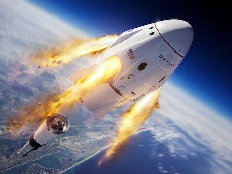 Simulatie van een testvlucht met de capsule Crew Dragon van SpaceX.
