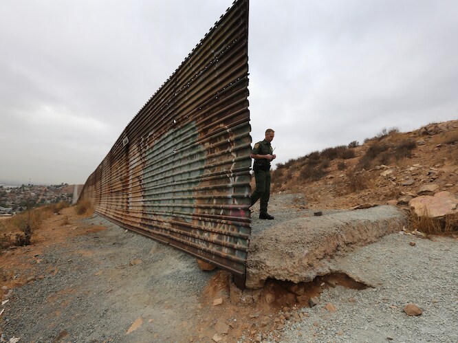 Meer dan honderd vluchtelingen uit vrachtwagen gered