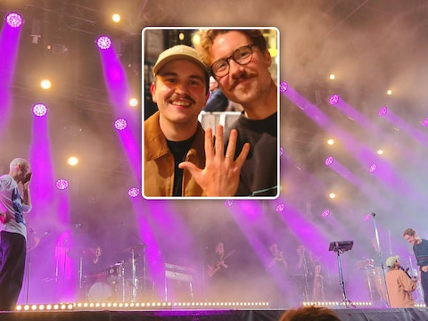 Yong Yello (links) kijkt toe hoe Yoshi zijn vriend Thijs ten huwelijk vraagt op het podium van Maanrock in Mechelen.