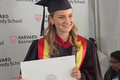 Het is gebeurd: prinses Elisabeth heeft haar Harvard-diploma in handen, Filip en Mathilde kijken trots toe