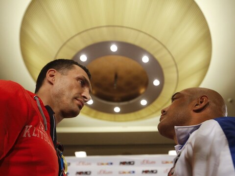 Vladimir Klitschko kijkt opponent Axel Leapai in de ogen.