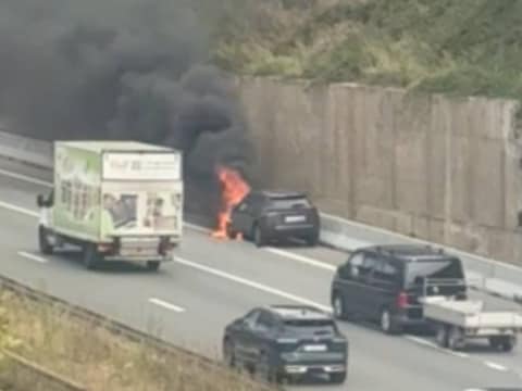 De auto brandde volledig uit.