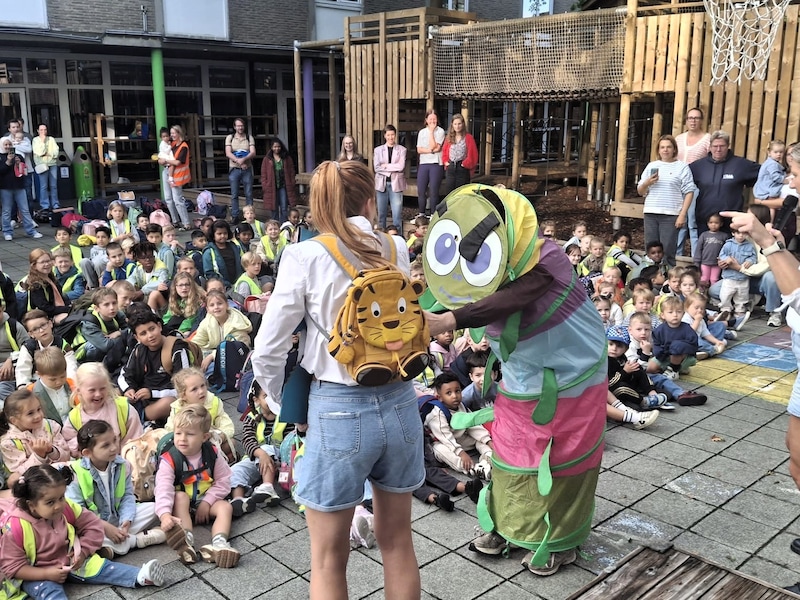 KIJK. 350 leerlingen van Kortrijkse school starten schooljaar met mysterieuze gast op speelplaats