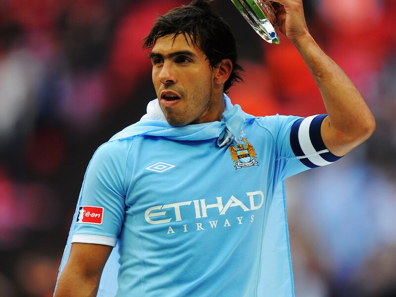 Carlos Tevez, die net als Vincent Kompany bij Manchester City speelt, dolde met de trofee toen zijn team die in 2011 in de wacht sleepte.