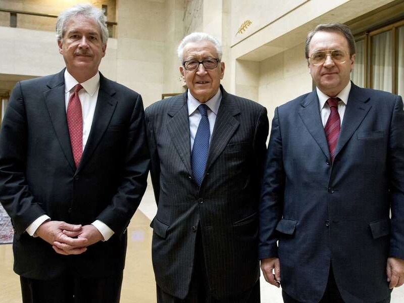 Vlnr: Amerikaanse vicebuitenlandminister William Burns, speciaalgezant van de VN Lakhdar Brahimi en de Russische gedeputeerde buitenlandminister Mikhail Bogdanov.