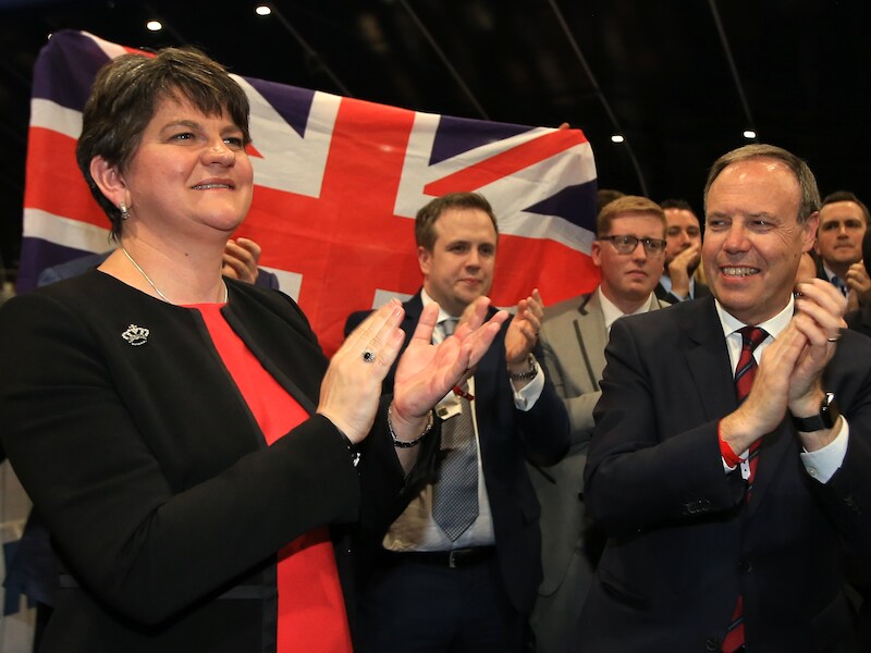 De DUP van partijleider Arlene Foster is pro-brexit. Toch heeft Foster zich uitgesproken tegen een "harde grens" tussen het Britse Noord-Ierland en de republiek Ierland, dat lid blijft van de EU.