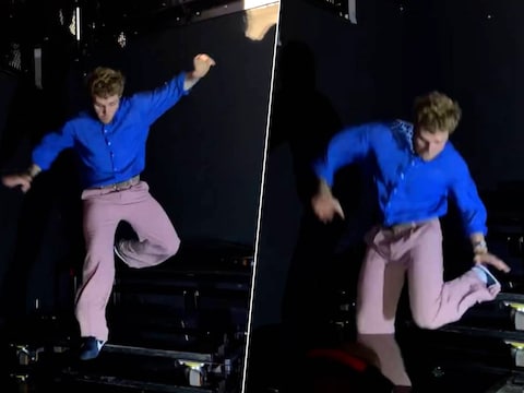 Een pijnlijk moment voor popster Alex Warren tijdens zijn concert in Melbourne. De Amerikaanse zanger kwam ten val toen hij via de tribune terug naar het podium wilde gaan.