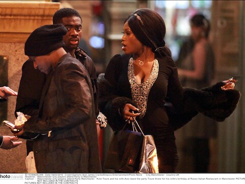 Kolo Touré met zijn vrouw Awo na een restaurantbezoek in Manchester.