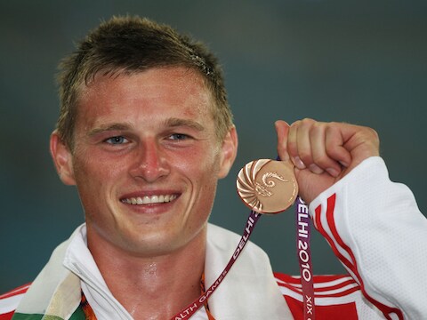 Atleet Martin Brockman wordt door de coach voorbereid op de Spelen