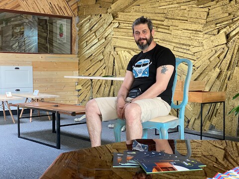 Mousab in zijn showroom.