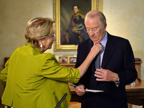Koningin Paola fatsoeneert Albert II nog even vlak voor zijn toespraak.