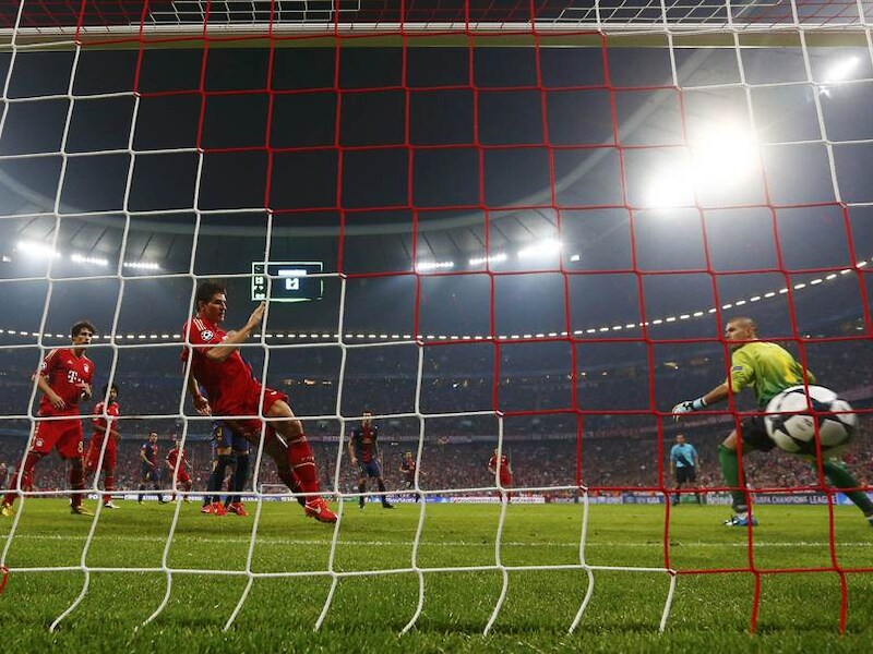 Mario Gomez werkt de 2-0 meteen na de pauze binnen. Barcelona was nergens in de Allianz Arena.