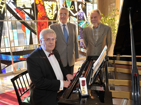 ARCHIEF. Bernard Giot geridderd in de Kroonorde