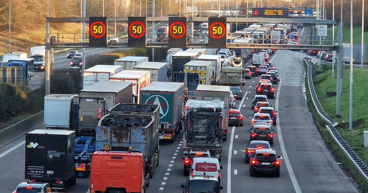 Camionette rijdt in op staart van file op Antwerpse Ring, twee rijstroken dicht richting Nederland |