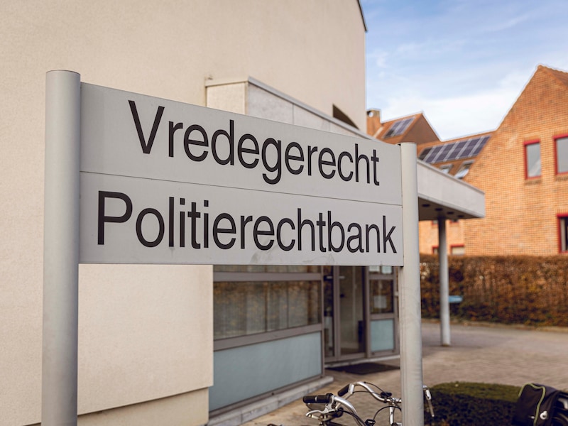 Man riskeert rijverbod nadat hij tijdens het rijden de telefoon van zijn zwangere vrouw opnam