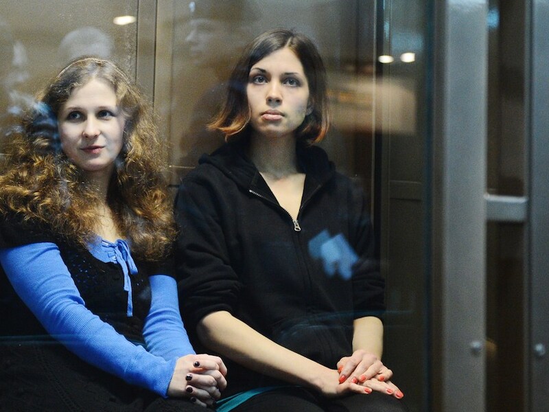 Maria Aljochina (l) werd overgebracht naar een 'veilige plaats'.