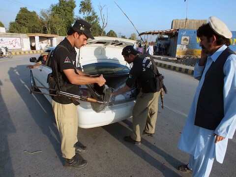 Pakistaanse agenten in Bannu, nabij Waziristan, controleren een auto.