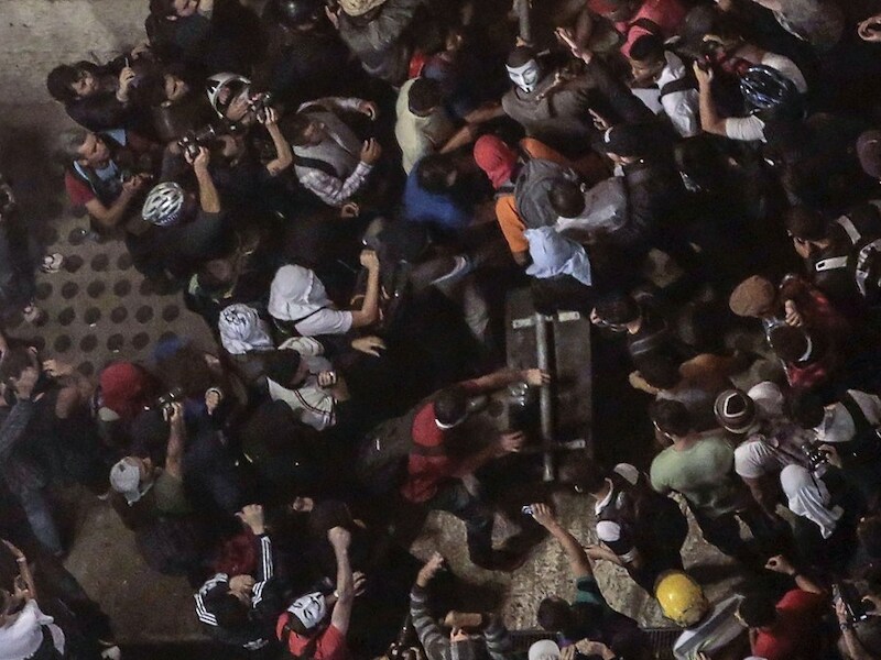 Betogers proberen de deur van het stadhuis in São Paulo te rammen.