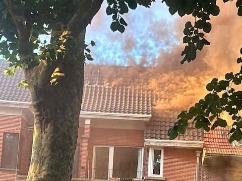 Felle vlammen sloegen door het dak van het leegstaande huis in Tienen.