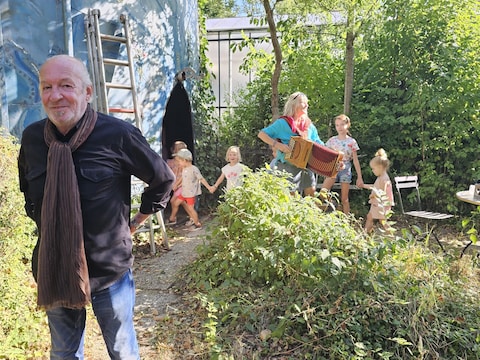 Erwin Geeraerts installeert zijn kunstwerk tijdens een van de kinderkampjes van Hilde Frateur in Het Netepaleis.