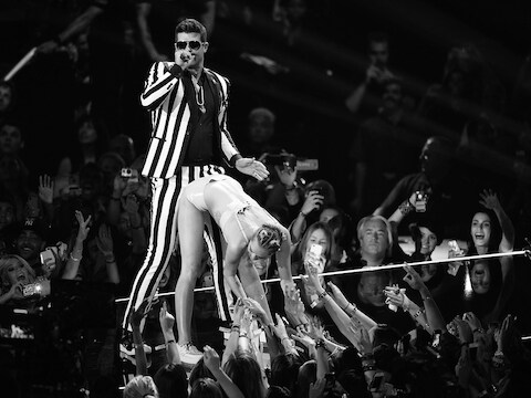 Miley Cyrus aan het 'twerken' op de MTV Video Music Awards.
