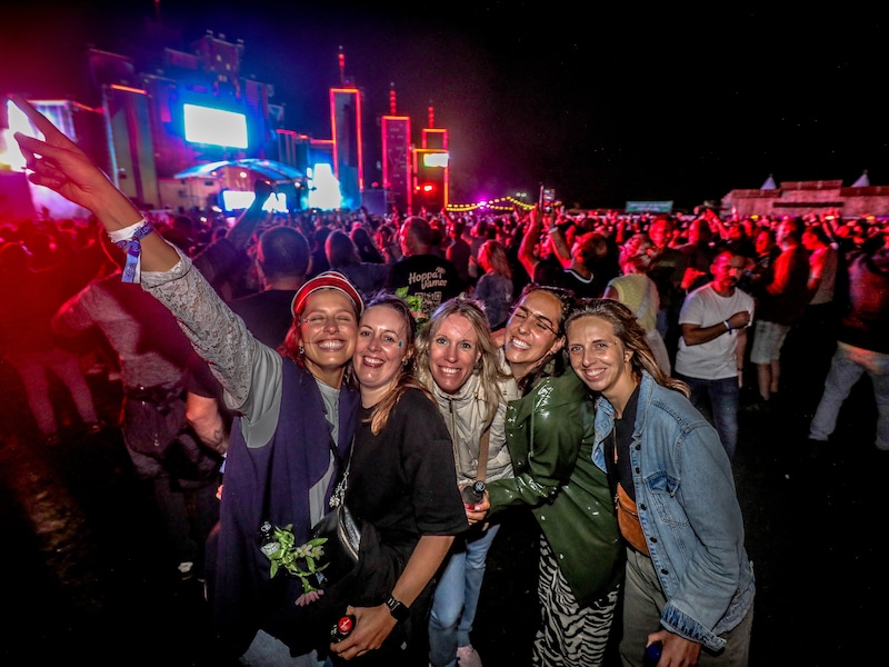 Zo’n 7.000 festivalgangers zakken af naar Land of Love, regen kan de pret niet bederven