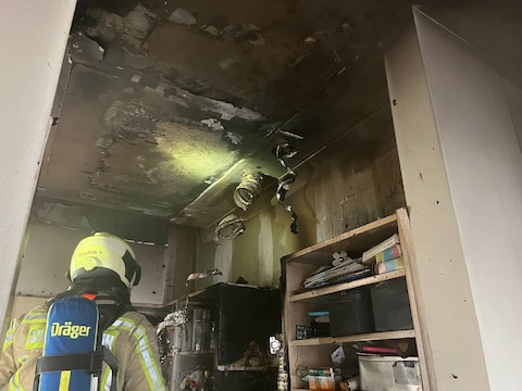 Een brandweerman in de uitgebrande keuken in Sint-Agatha-Berchem.