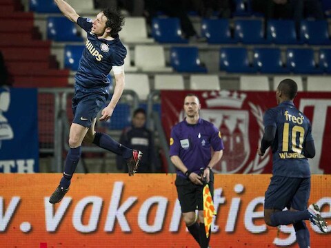 Mark van Bommel heeft PSV op 0-1 gezet.
