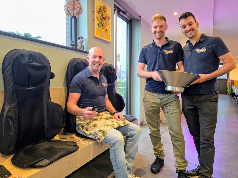 Medewerker Diëgo mocht van zaakvoerders Lennert en Lorenzo als eerste de massagestoelen in Patateljee uittesten.