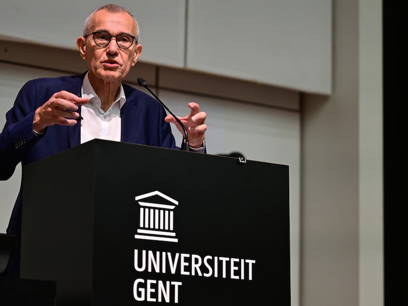 Minister Frank Vandenbroucke tijdens zijn openingscollege aan de UGent.