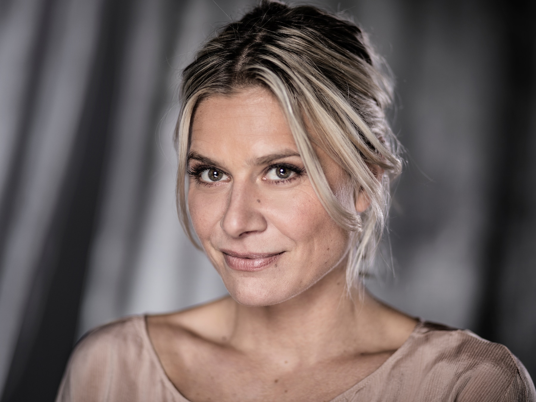 Zwangere Nathalie Meskens moet verstek geven voor 'Beat VTM' | Showbizz |  HLN.be
