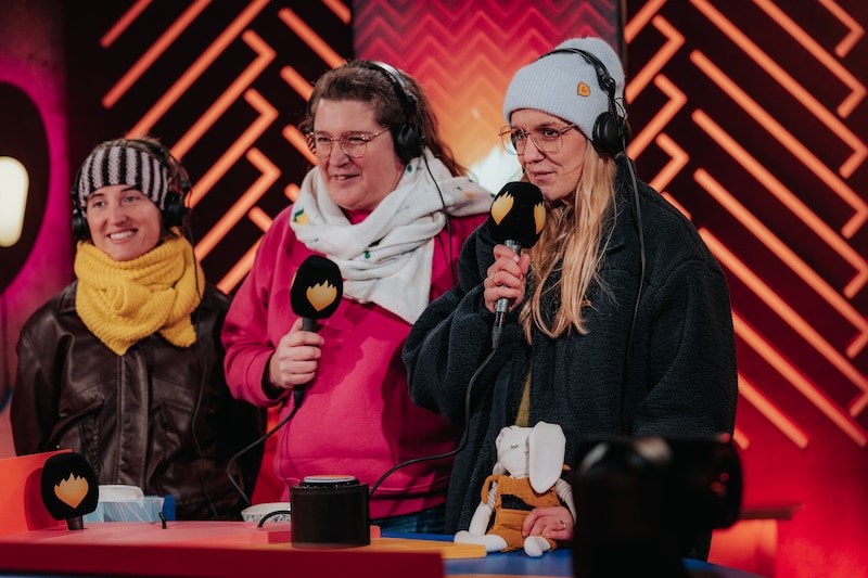 Drie vriendinnen Anneleen, Kiani en Sam uit Oost-Vlaanderen stonden vandaag op het podium van De Warmste Week om het verhaal van hun vriendin Liisa te vertellen. 