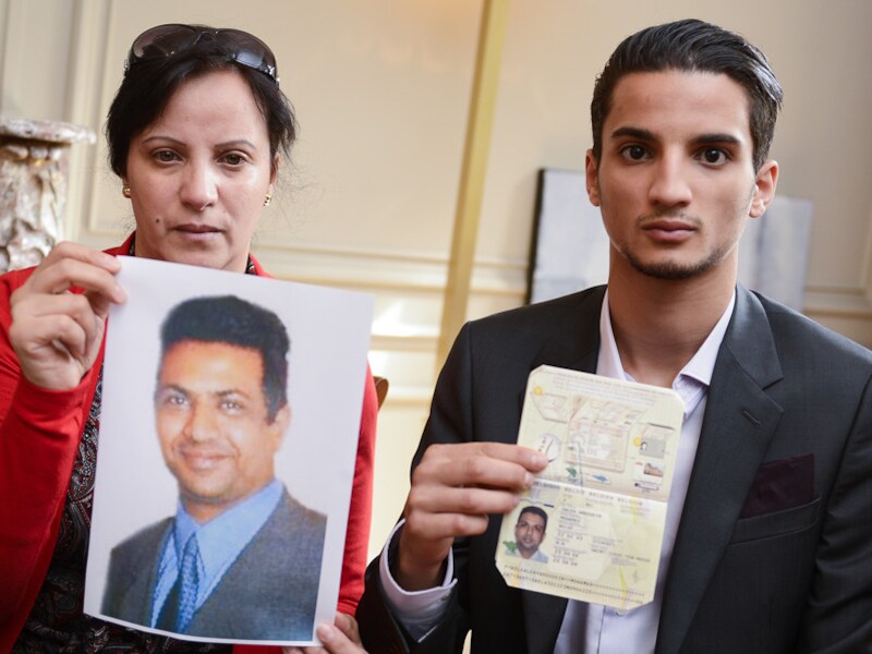 Asmae Abdelkadous en Moncef Mohamed Saleh tonen een foto en de Belgische identiteitskaart van Alhoumekani.