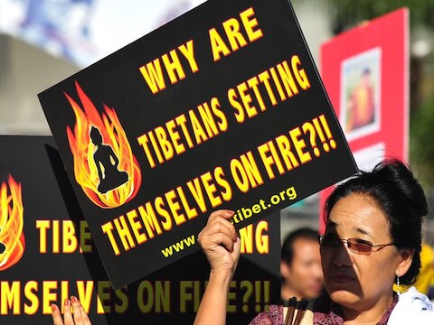 Tibetanen komen op straat in LA en uiten hun steun voor de Tibetaanse zaak.