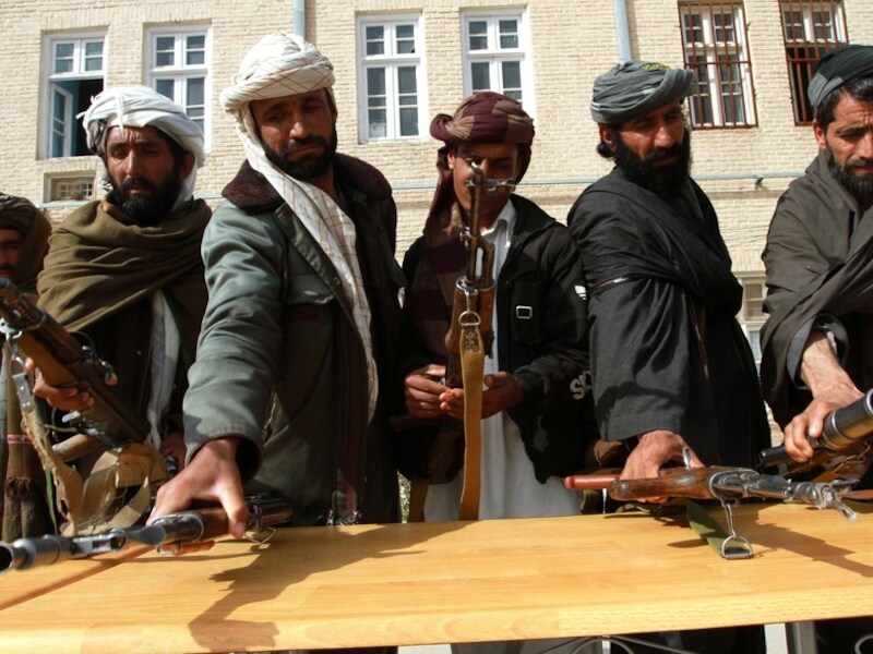 Voormalige leden van de Taliban leveren in Afghanistan hun wapens in.