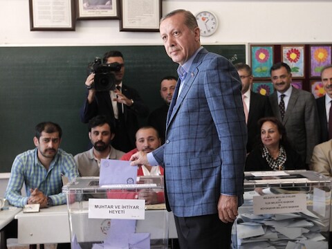 Hoewel zijn naam niet op de stembiljetten staat, speelt de Turkse premier Recep Tayyip Erdogan een grote rol in de lokale verkiezingen die vandaag worden gehouden in Turkije.