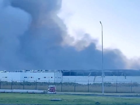 Rookwolken na de Oekraïense drone-aanval op het distributiecentrum.