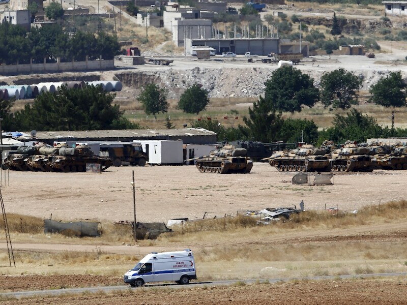 Turkse tanks nabij de grens met Syrië.