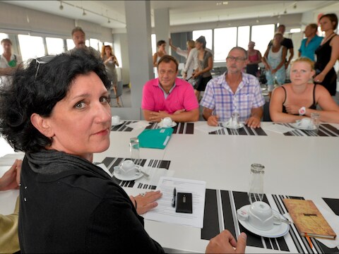 Justitieminister Annemie Turtelboom, met aan de andere kant van de tafel Laetitia Delhez (R), Pol Marchal (C) en Jean-Denis Lejeune (L).