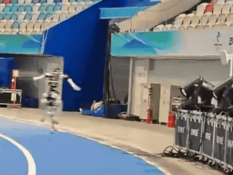 KIJK. Chinees bedrijf maakt robot die “sneller kan lopen dan Usain Bolt”, maar essentieel onderdeel ontbreekt