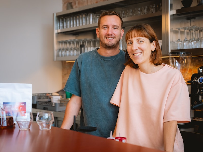 Kurt en Hanne van koffiebar TDS in de Sint-Salvatorstraat.