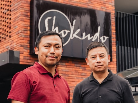 De broers Bikash en Bipan, zaakvoerders van Shokudo in Aarschot, zijn zelf afkomstig uit Nepal. Na de zware overstromingen in hun thuisland organiseren ze op 7 september een benefietdiner. De volledige opbrengst gaat naar de getroffen gebieden en families.