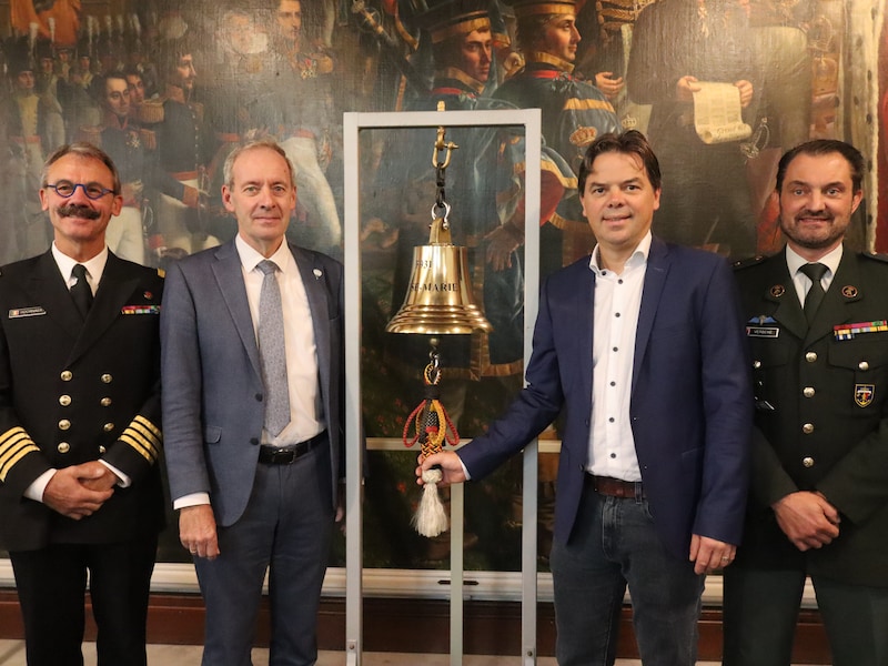 Kapitein-ter-zee Nico Hoornaert, burgemeester Lieven Dehandschutter, schepen Peter Buysrogge en luitenant-kolonel Stijn Verbeke bij de bel van de Louise-Marie