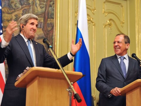 De Russische minister van Buitenlandse zaken Sergej Lavrov (r) en zijn Amerikaanse ambtsgenoot John Kerry (l).